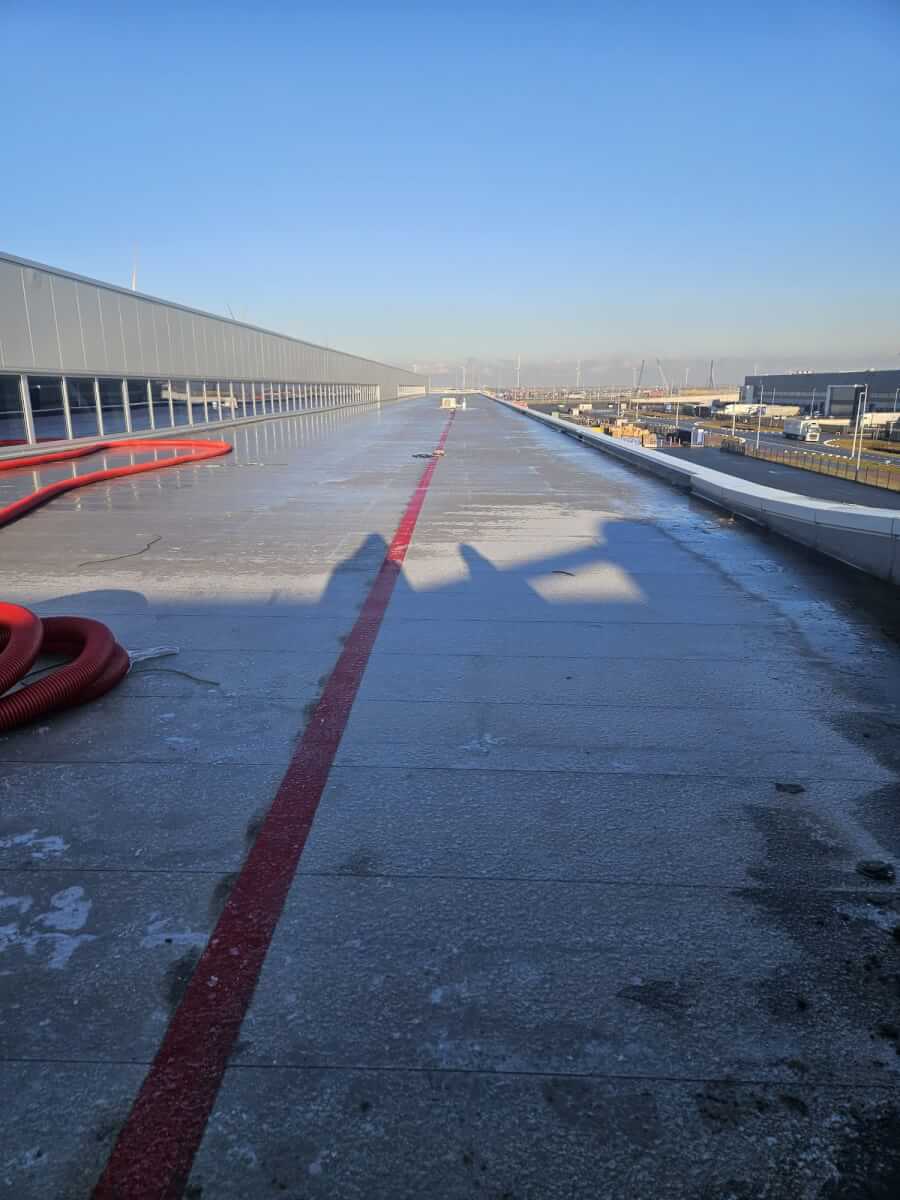 Zand van een dak verwijderen in Rotterdam - Methorst Zuigtechniek