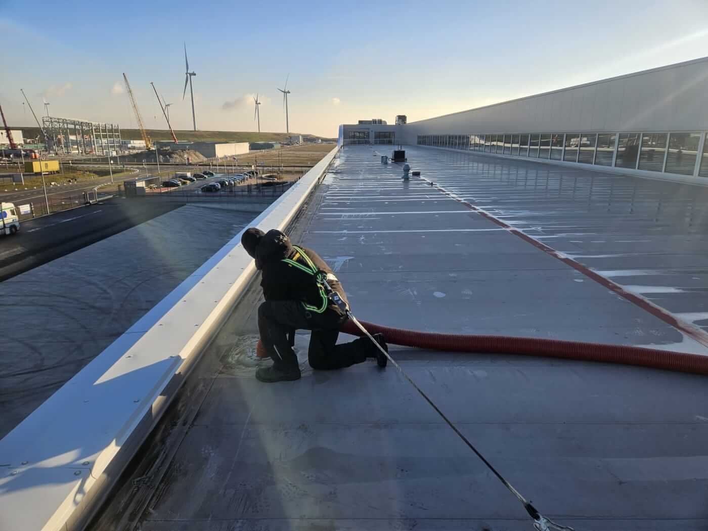 Zand van een groot dak verwijderen in Rotterdam - Methorst Zuig- en Blaastechniek 