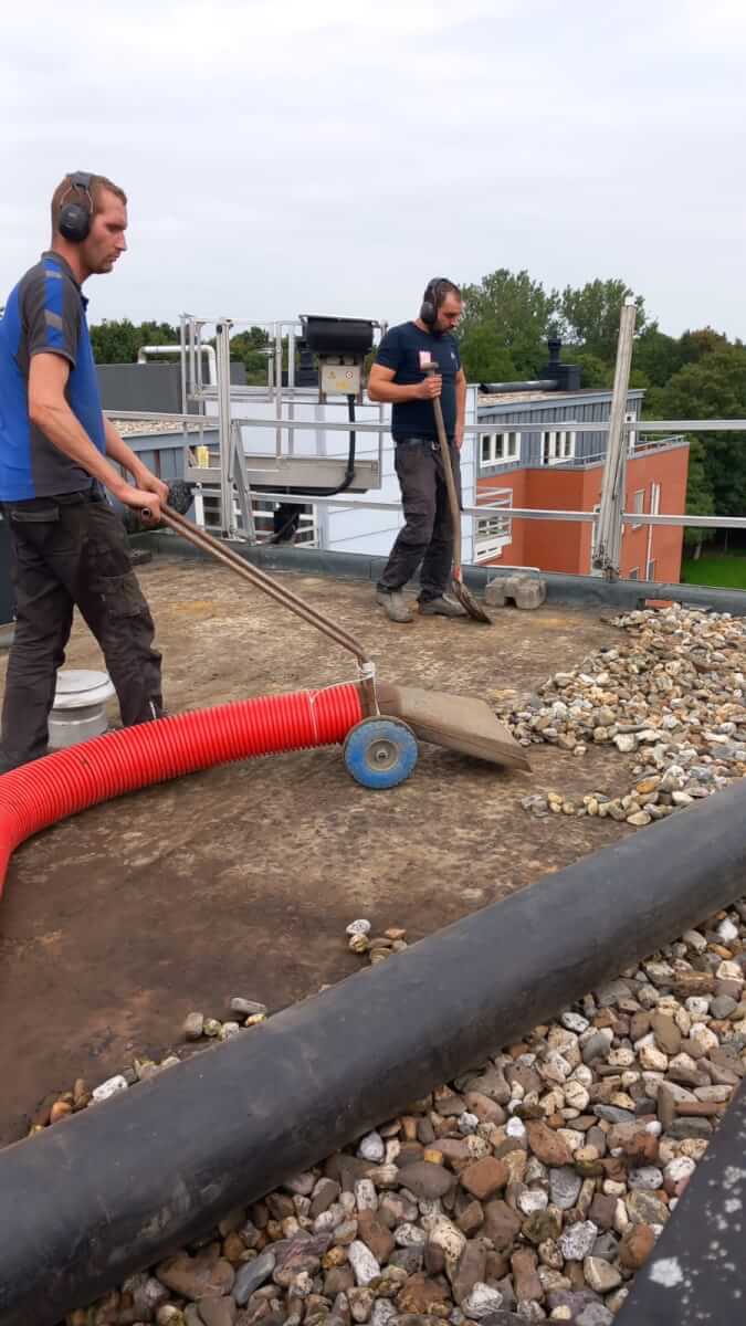 Het verwijderen van dakgrind met de inzet van zuigtechniek