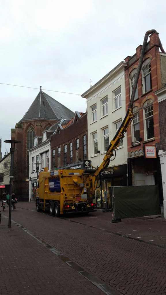 Dakgrind verwijderd van dak te Amersfoort