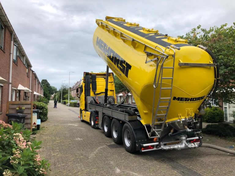 Schelpen isolatie blazen in 100 woningen in Amsterdam