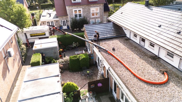 Waarom ligt er grind op een plat dak?