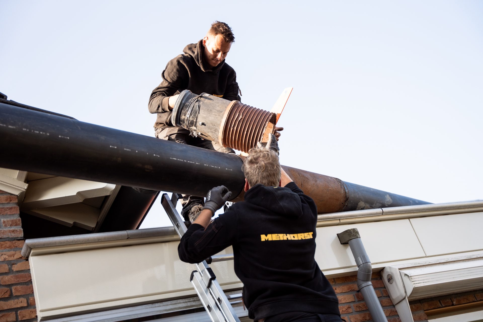 Aanpak dakgrind afzuigen.