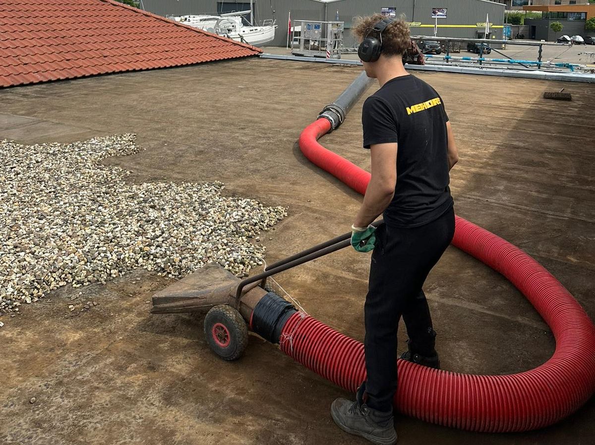 Dakgrind verwijderen en afvoeren