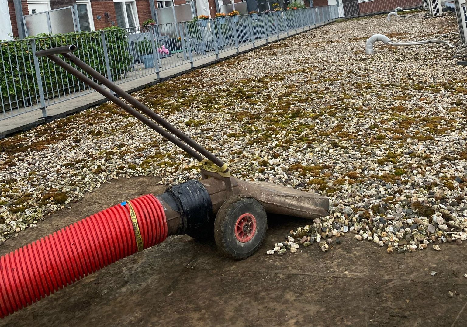 Dakgrind verwijderen en afvoeren