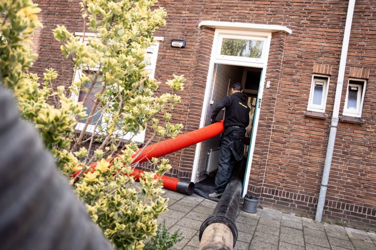 Vochtig zand in de kruipruimte