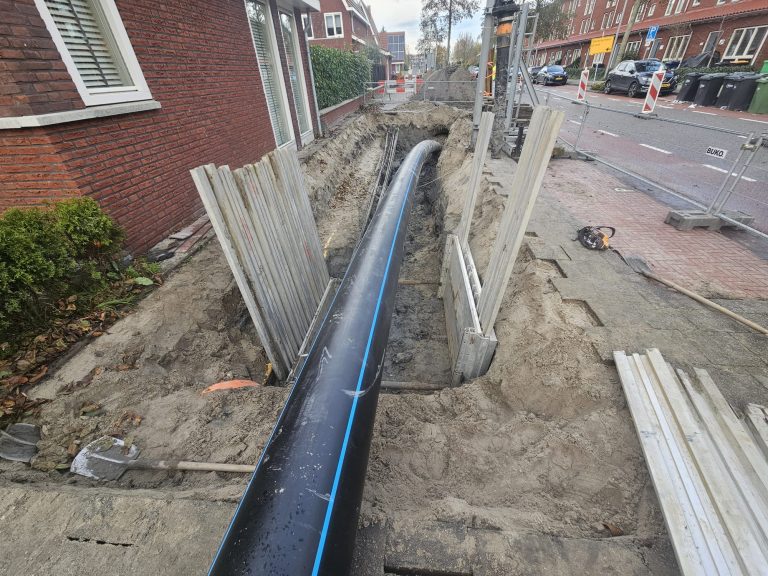 Werkgaten vrijzuigen en sleufbekisting plaatsen