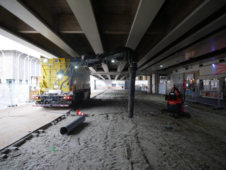 Zuigen van casings bij Metrostation Zuidplein