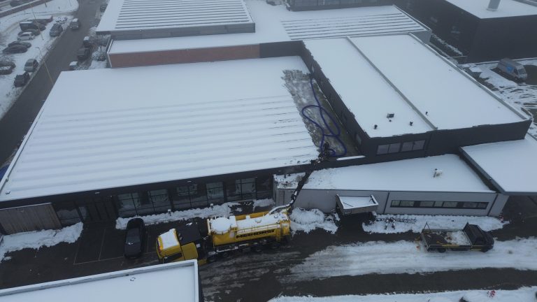 Sneeuw van dak verwijderen