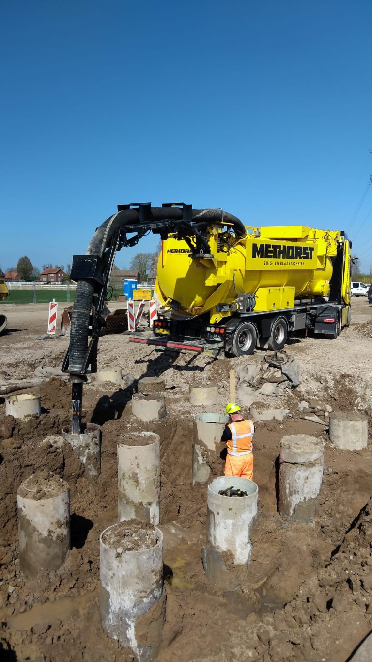 Beton uit buispalen zuigen